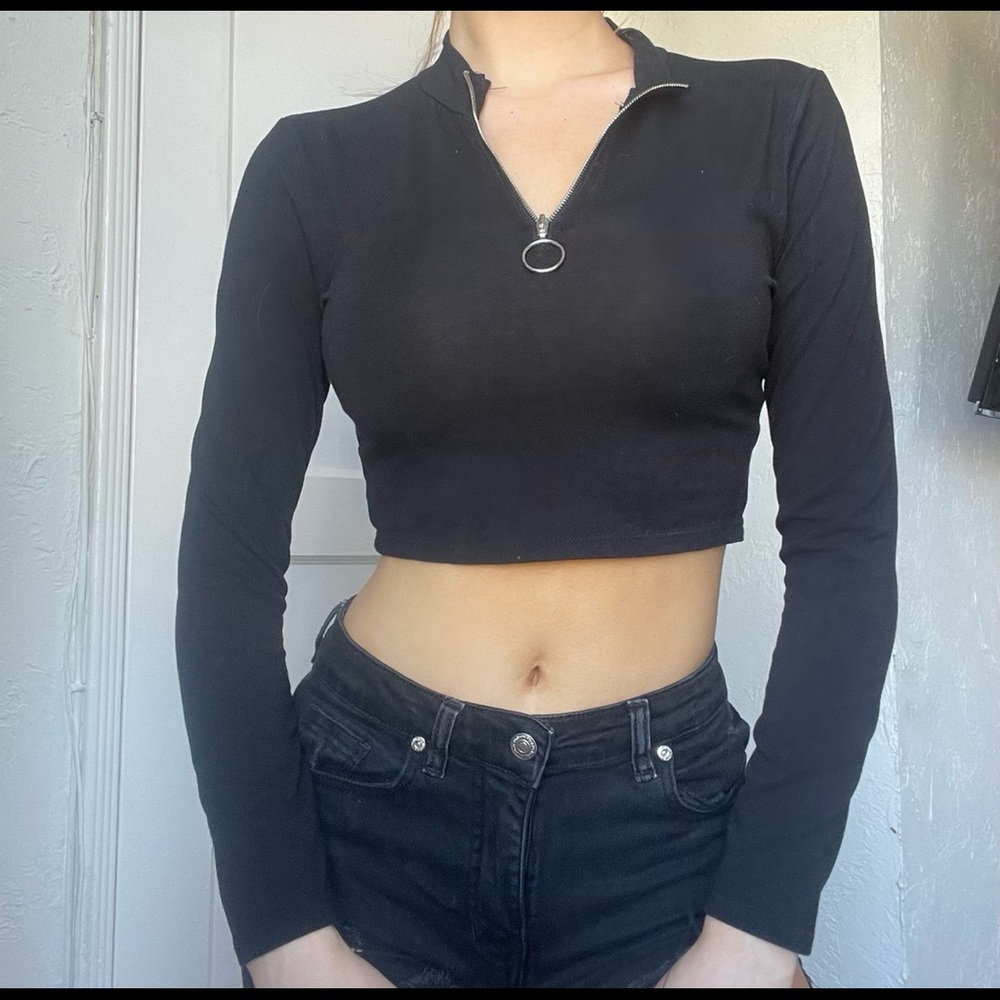 Black long sleeve crop